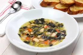 Zuppa di fagioli cannellini e cavolo nero